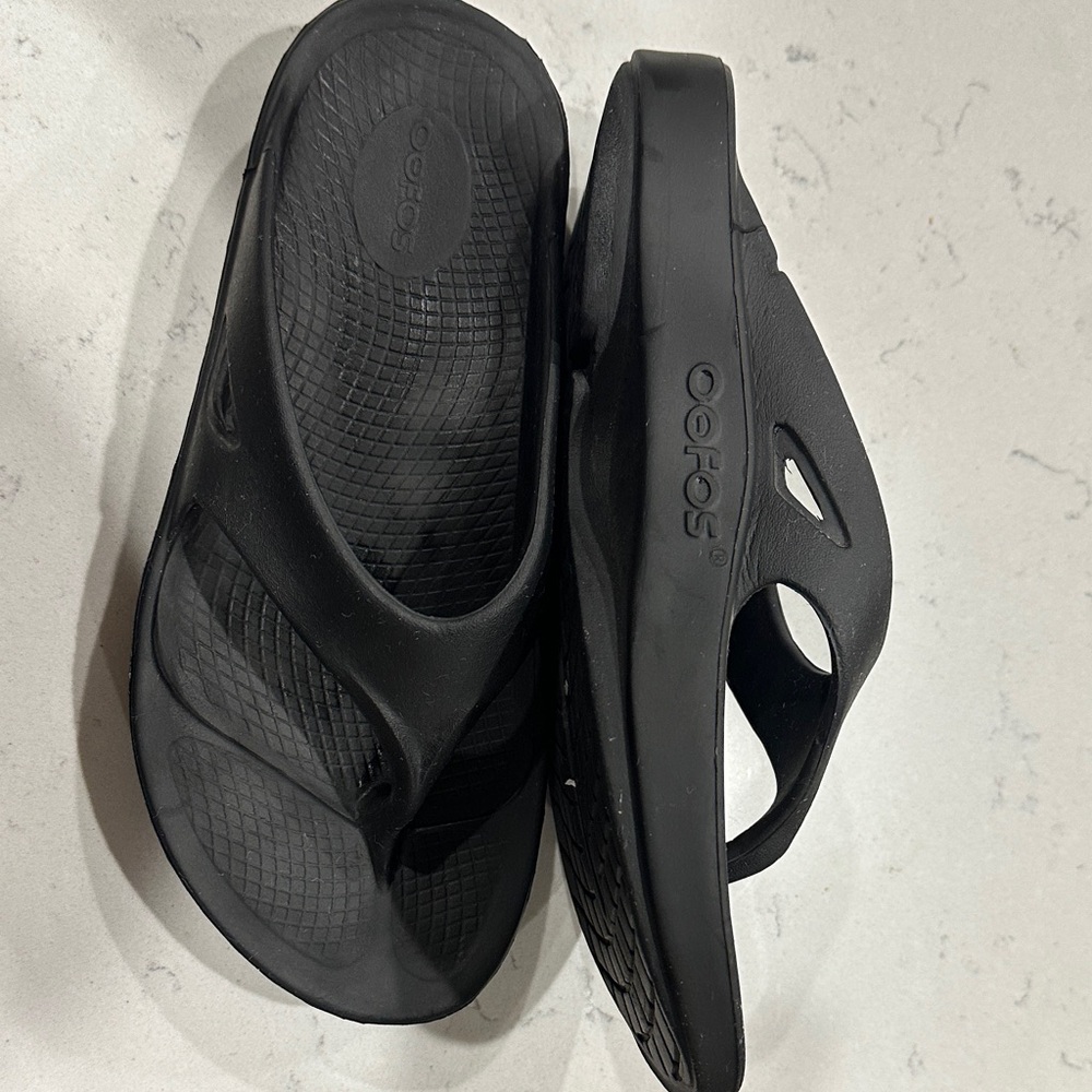 OOFOS Black Recovery Sandals - Picture 3 of 4